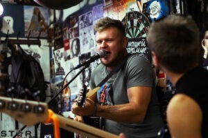 Группа Cotton Buds выступили с лучшими своими хитами в "Шалёной гиене"